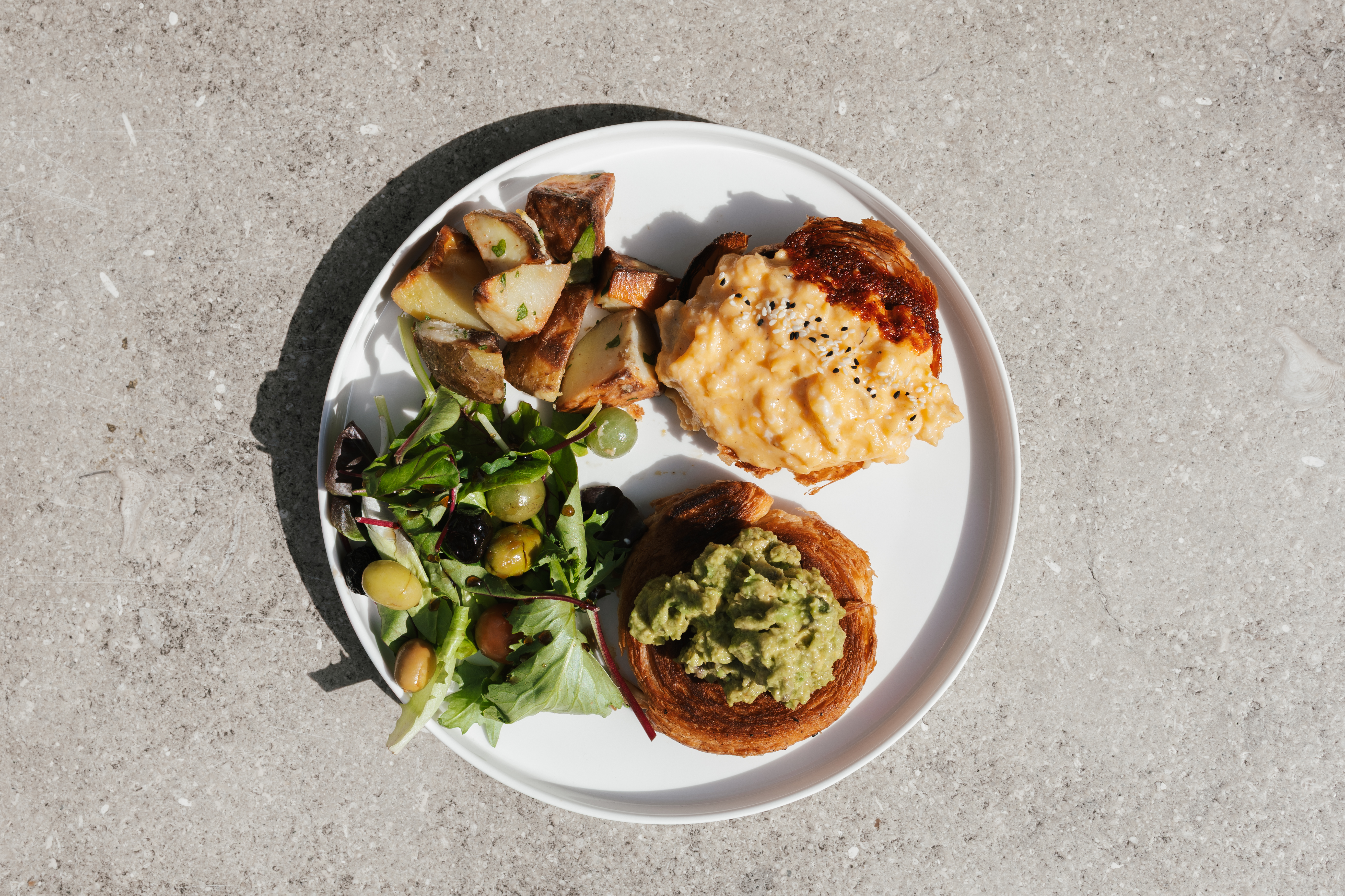 Avokado & Egg Croissant